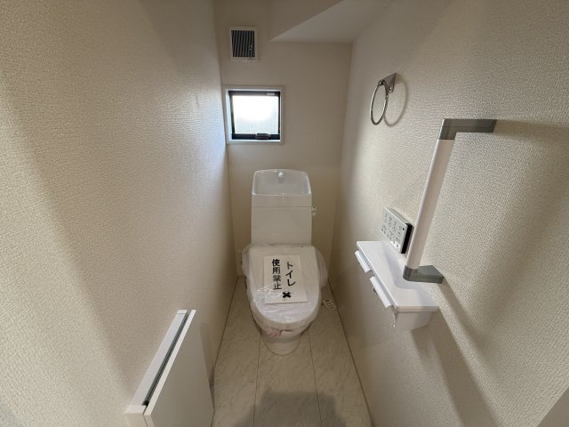 リーブルガーデンS第17渋川金井　3号棟のトイレ|1階トイレです。清潔感のある白を基調としています。
温水洗浄・便座暖房機能の付いた快適なトイレです☆