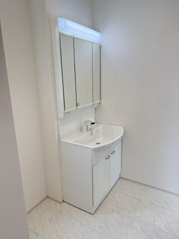 ハートフルタウン前橋市南町３丁目70番　Ａ号棟の独立洗面台|【イメージ写真】シャワー水栓付き洗面台で朝の身支度もバッチリです！
洗面台には収納スペースもあり洗面室もすっきり片付きますよ！