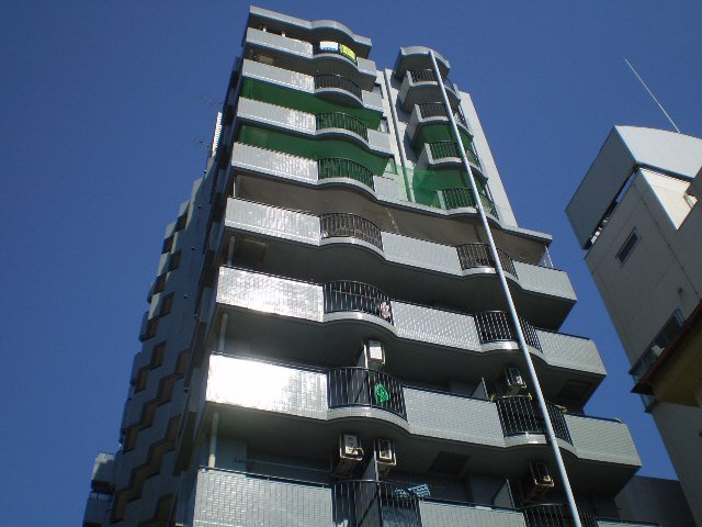 ベルシェ船橋ラマージュの外観|１階がコンビニです