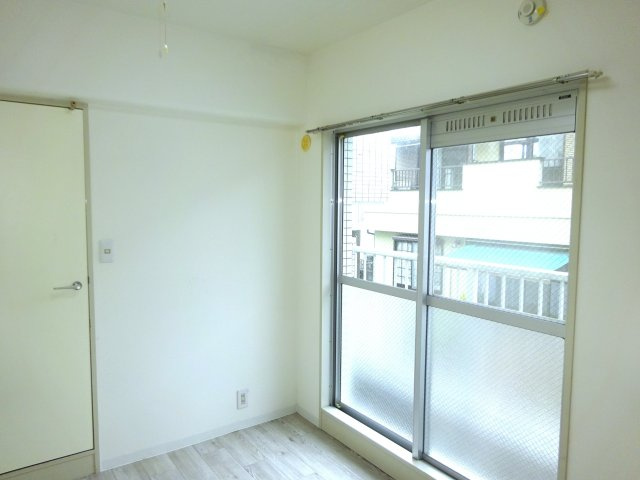 エスカイア100羽村第一の洋室|玄関側洋室