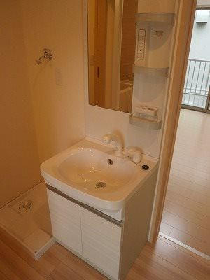 草加市住吉２丁目のアパートの独立洗面台
