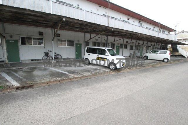 アヤメコーポの駐車場|駐車スペースもあります