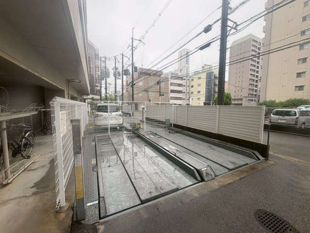 SERENITE江坂四番館の駐車場