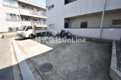ビートル山本北E棟の駐車場