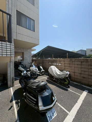 福徳ハイツの駐車場|バイク置場