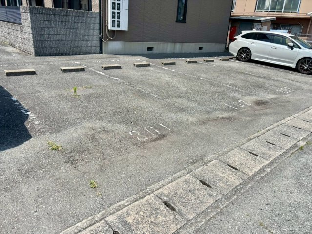 メゾンドクールの駐車場