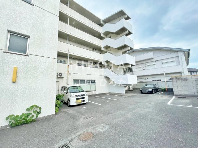 ダルマックスビルの駐車場