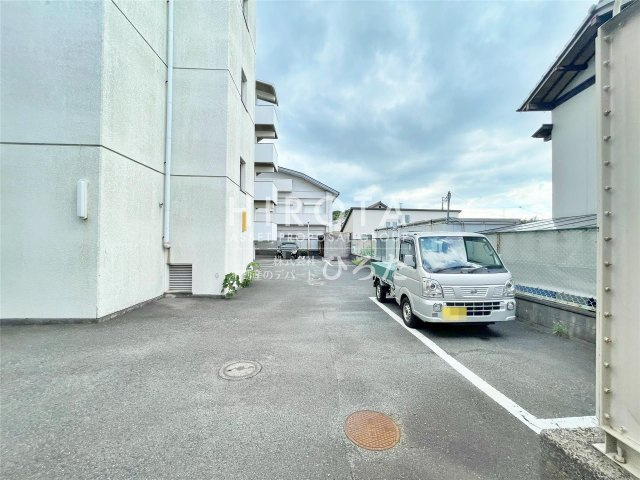 ダルマックスビルの駐車場