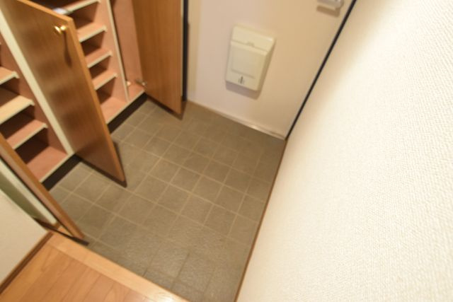 サニーフォレスト藤原弐番館の玄関|下駄箱付き玄関です