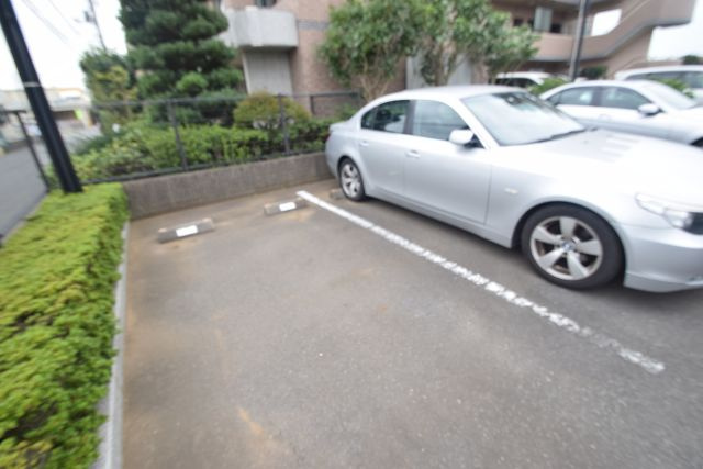 サニーフォレスト藤原弐番館の駐車場|駐車場あります