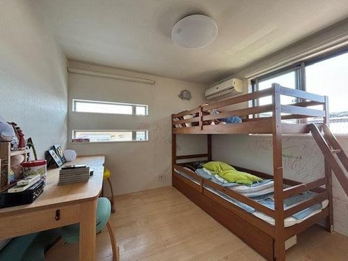 「ゆとりある2階建」香南市香我美町山北　中古一戸建ての洋室|学習机やベッドを置いてもスッキリまとまる好印象な洋室。
