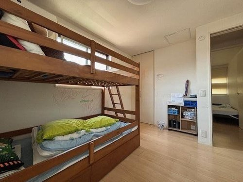「ゆとりある2階建」香南市香我美町山北　中古一戸建ての洋室|ライフスタイルに合わせて柔軟に使える、明るい居室スペース。