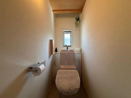 「ゆとりある2階建」香南市香我美町山北　中古一戸建てのトイレ|小窓付きで換気もバッチリ、優しく落ち着く空間です。
