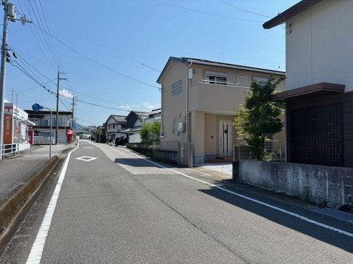 「ゆとりある2階建」香南市香我美町山北　中古一戸建ての前面道路含む現地写真|車の出し入れもスムーズな、ゆとりある前面道路。