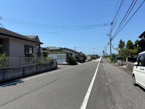 「ゆとりある2階建」香南市香我美町山北　中古一戸建ての前面道路含む現地写真|青空が広がる開放的な住環境。交通量も少なく静かなエリアです。