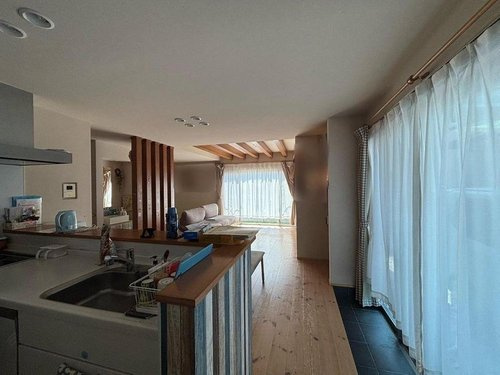 「ゆとりある2階建」香南市香我美町山北　中古一戸建ての居間・リビング|家族の会話が弾む対面キッチン！お料理中もリビング全体が見渡せます。