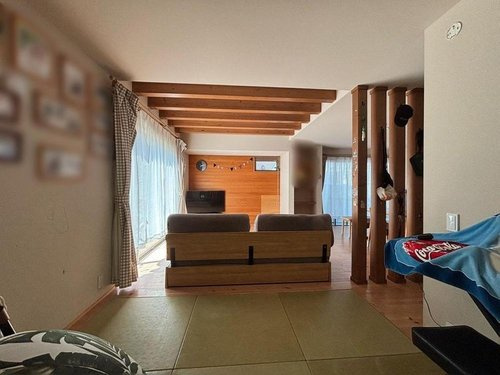「ゆとりある2階建」香南市香我美町山北　中古一戸建ての居間・リビング|家族が自然と集まる、明るく心地よい広々リラックス空間。