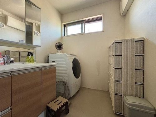 「ゆとりある2階建」香南市香我美町山北　中古一戸建ての洗面所|洗濯機や収納棚を置いても、家事動線にゆとりがある洗面スペース。