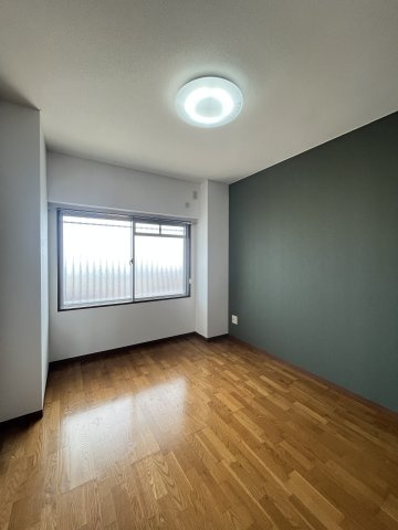 マンション楽の洋室