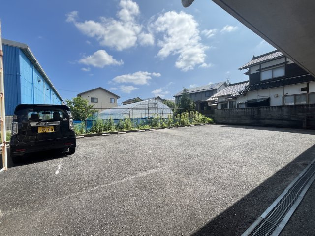 マンション楽の駐車場