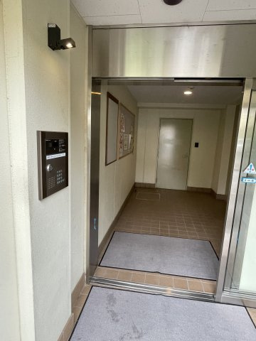 川崎市多摩区布田の賃貸マンションのエントランス