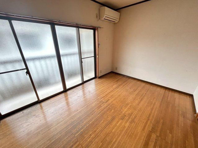 江川ハイツⅢの居間・リビング