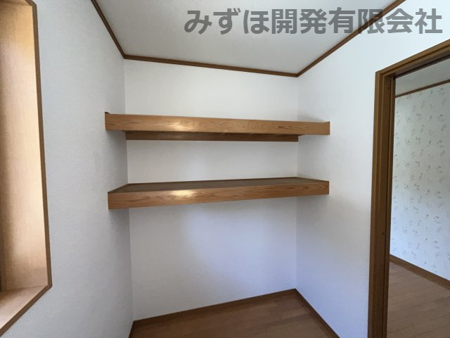 村山市楯岡笛田2丁目11-16の収納|玄関から入ってすぐ物置があります