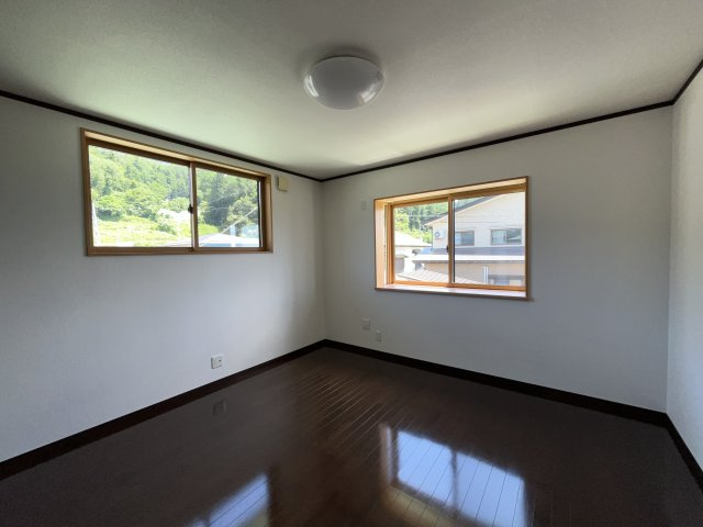 村山市楯岡笛田2丁目11-16の洋室|2階8畳洋室1つ目は濃い色の落ち着いた部屋です