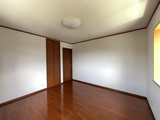 村山市楯岡笛田2丁目11-16の洋室|2階8畳洋室2つ目は明るめの色で好みで選んで頂けます