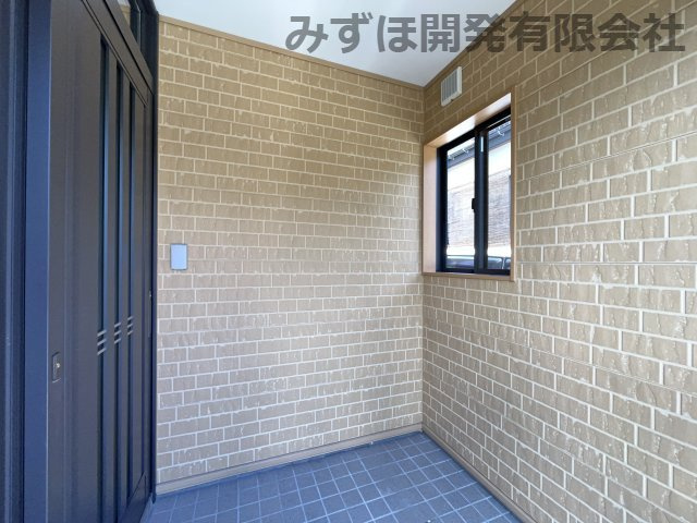 村山市楯岡笛田2丁目11-16の玄関|風除室付きの玄関は家への出入りの際に身だしなみを整えやすいですよね