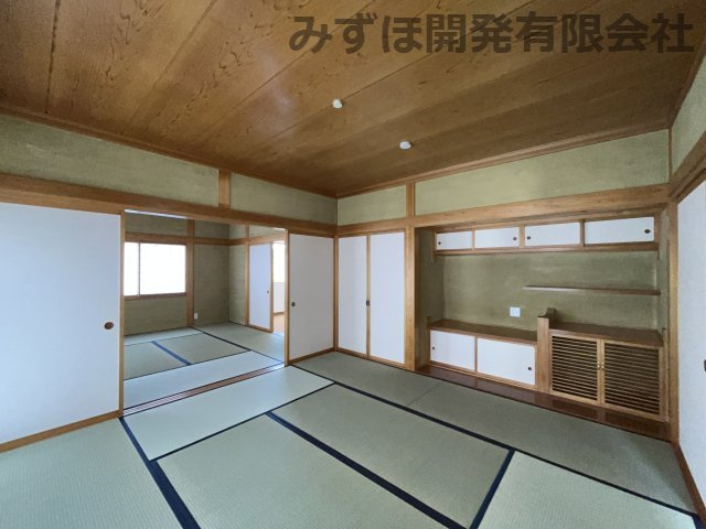 村山市楯岡笛田2丁目11-16の居間・リビング|8畳和室の続き間は大人数が集まっても大丈夫