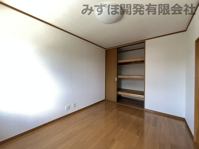 村山市楯岡笛田2丁目11-16の洋室|続き間奥の洋室は居室にも納戸にも使えます