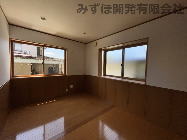 村山市楯岡笛田2丁目11-16の洋室|キッチン脇に休憩スペース有！家事室にも使えます