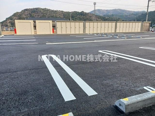 アンソレイエ高浜Ⅱの駐車場|敷地内に駐車場も完備しています！