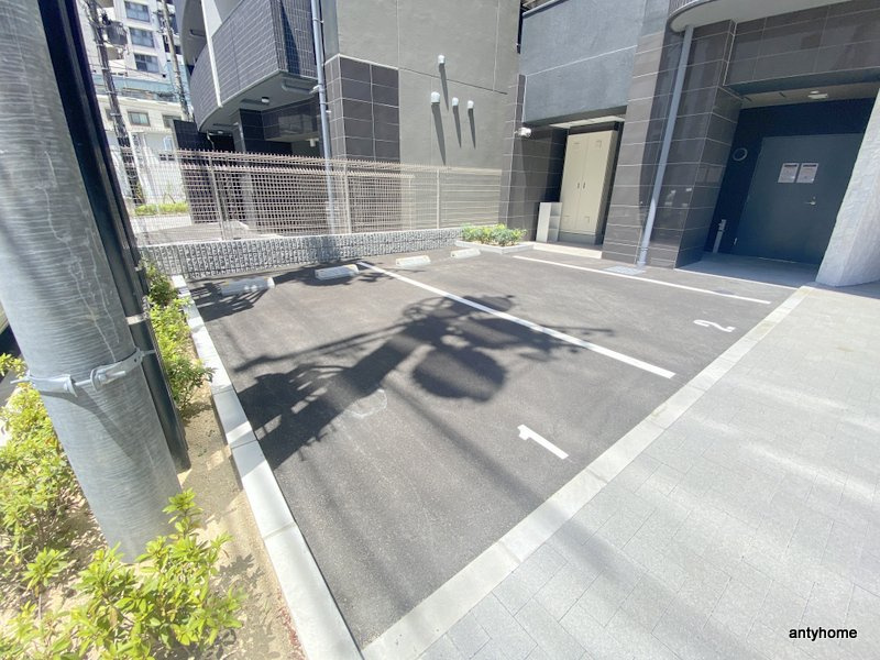 セレニテ難波グランデシュッド　仲介手数料無料の駐車場