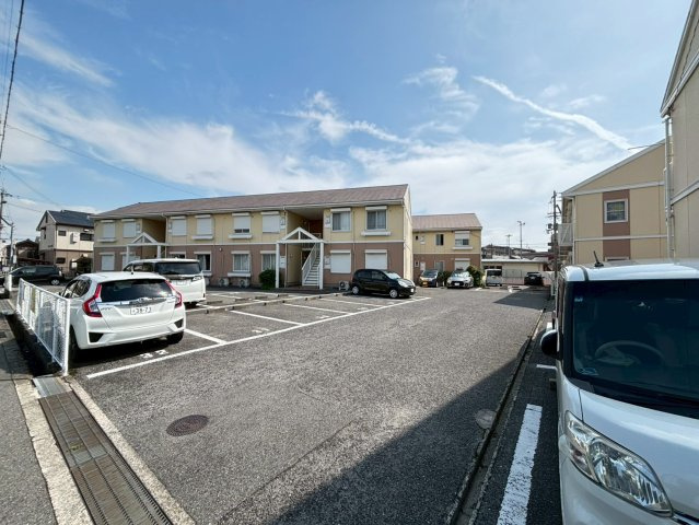 ハイツ菅原の駐車場