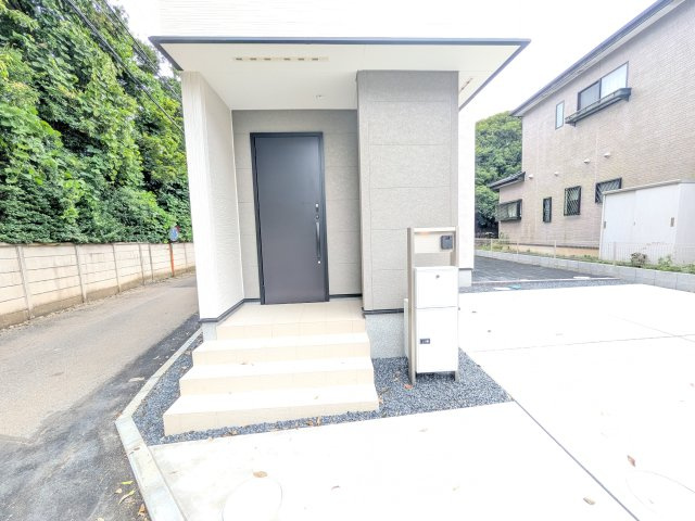 我孫子市岡発戸　01期　新築戸建ての玄関|玄関ドアはカードキーで開閉も楽々♪
スマホでの開錠と施錠も可能です！
玄関上部には人感センサー付きのダウンライトがあるので、夜間の帰宅時に自動で点灯してくれます♪
防犯対策面にも一役買ってくれます！