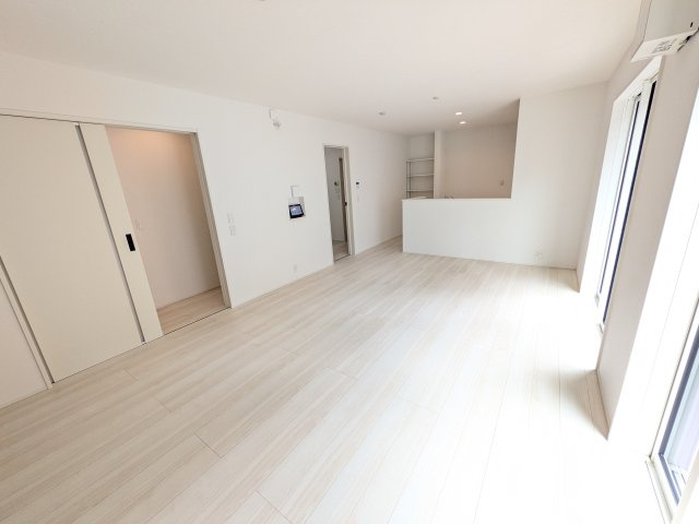 我孫子市岡発戸　01期　新築戸建ての居間・リビング|家族の会話が自然と弾む、広々としたゆとりのLDK。南向きの窓からたっぷりの光が射し込む明るく快適な空間です。