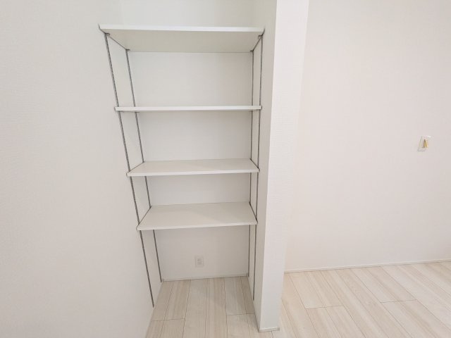 我孫子市岡発戸　01期　新築戸建てのキッチン|まとめ買いや非常食のストックに大活躍！キッチン周りの雑然としたものを全て隠せる大容量パントリーを完備。