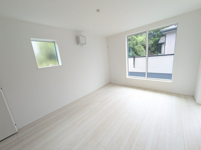 我孫子市岡発戸　01期　新築戸建ての洋室|バルコニーに面した２面採光で明るく開放的な洋室です♪