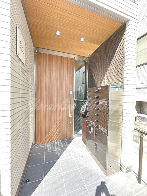 横浜市戸塚区矢部町のアパートのエントランス