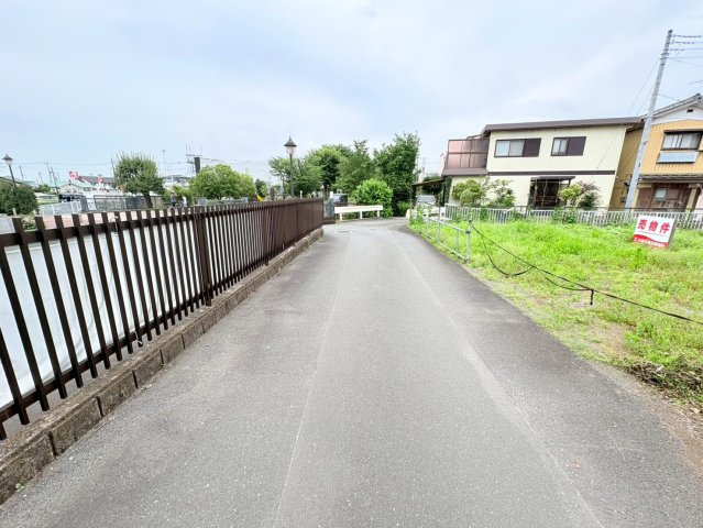 日高市鹿山　建築条件なし売地　JR川越線【高麗川駅】徒歩4分　【高麗川小学区】の前面道路含む現地写真