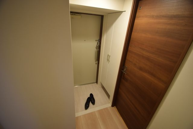 船橋市本郷町の賃貸マンションの玄関|明るい玄関です