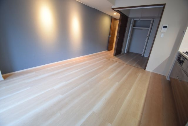 船橋市本郷町の賃貸マンションの居間・リビング|ゆったりとした居間です