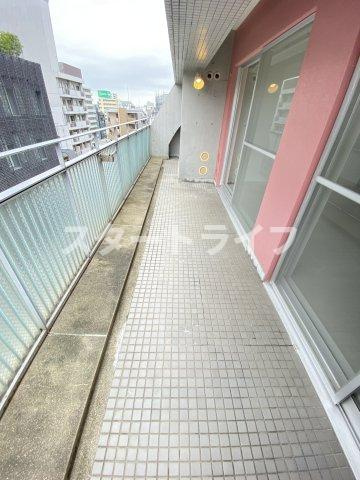 大阪市淀川区西中島４丁目の賃貸マンションのバルコニー