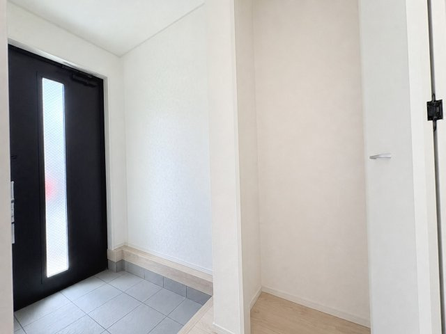 クワイエ　岐阜市平河町第2　全1区画分譲の洋室|建具やクロスなどをトータルデザインでコーディネートしており、室内に落ち着きと安らぎを与えてくれます。
全居室収納付き！寝室やお子様のお部屋がスッキリ片付きます。