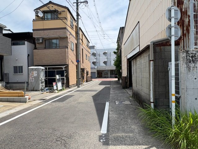 クワイエ　岐阜市平河町第2　全1区画分譲の玄関|玄関ドアの取手ハンドル部分にセンサーがついて、カードタイプ・シールタイプのキーで施錠が可能で便利です。
お買い物の荷物で手が塞がっていても、楽々開錠できます。毎日の外出前の時間も短縮されて快適です！
