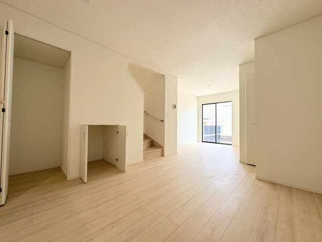【商談中】クワイエ　岐阜市平河町第2　全1区画分譲の居間・リビング|フローリング材は木目調でナチュラルな美しさ。様々な傷やクラックの発生を大幅に抑える特殊加工済みです。
床材に受ける様々な傷や、温度・湿度変化によるクラックの発生を大幅に抑える特殊加工を施工済み。