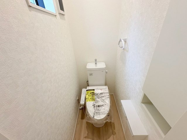 クワイエ　岐阜市平河町第2　全1区画分譲のトイレ|超表面平滑加工とイオンパワーの「セフィオンテクト」加工で、汚れが付きにくく落ちやすい仕様のトイレです。
またツイントルネード洗浄で少ない水でも前方の返し部分から後方部までしっかり洗浄できます！