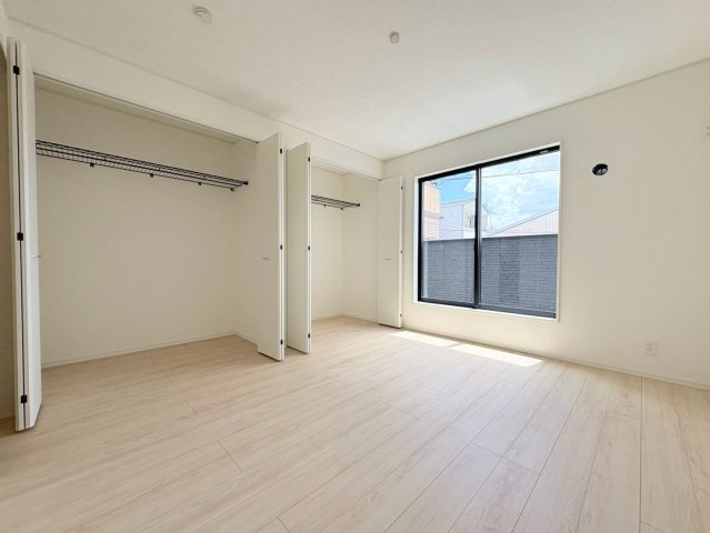 【商談中】クワイエ　岐阜市平河町第2　全1区画分譲の寝室|全居室にたっぷり収納できる大型収納を設置。窓ガラスは、断熱性能や結露防止効果の高いペアガラスを採用！
高い断熱性と共にガラス面の結露対策にも効果を発揮し湿気によるカビの発生を抑止します。
